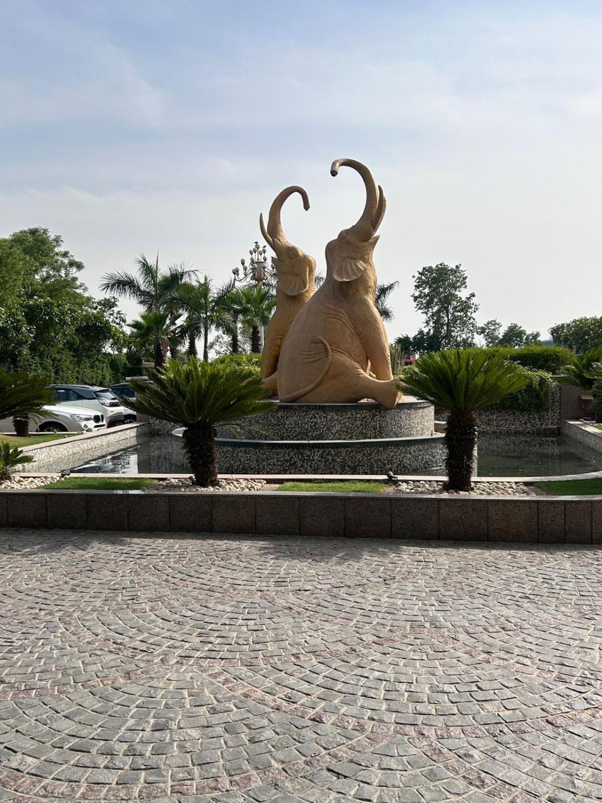 Hotel Saura Hotel, Agra - A Club Mahindra Associate 5*