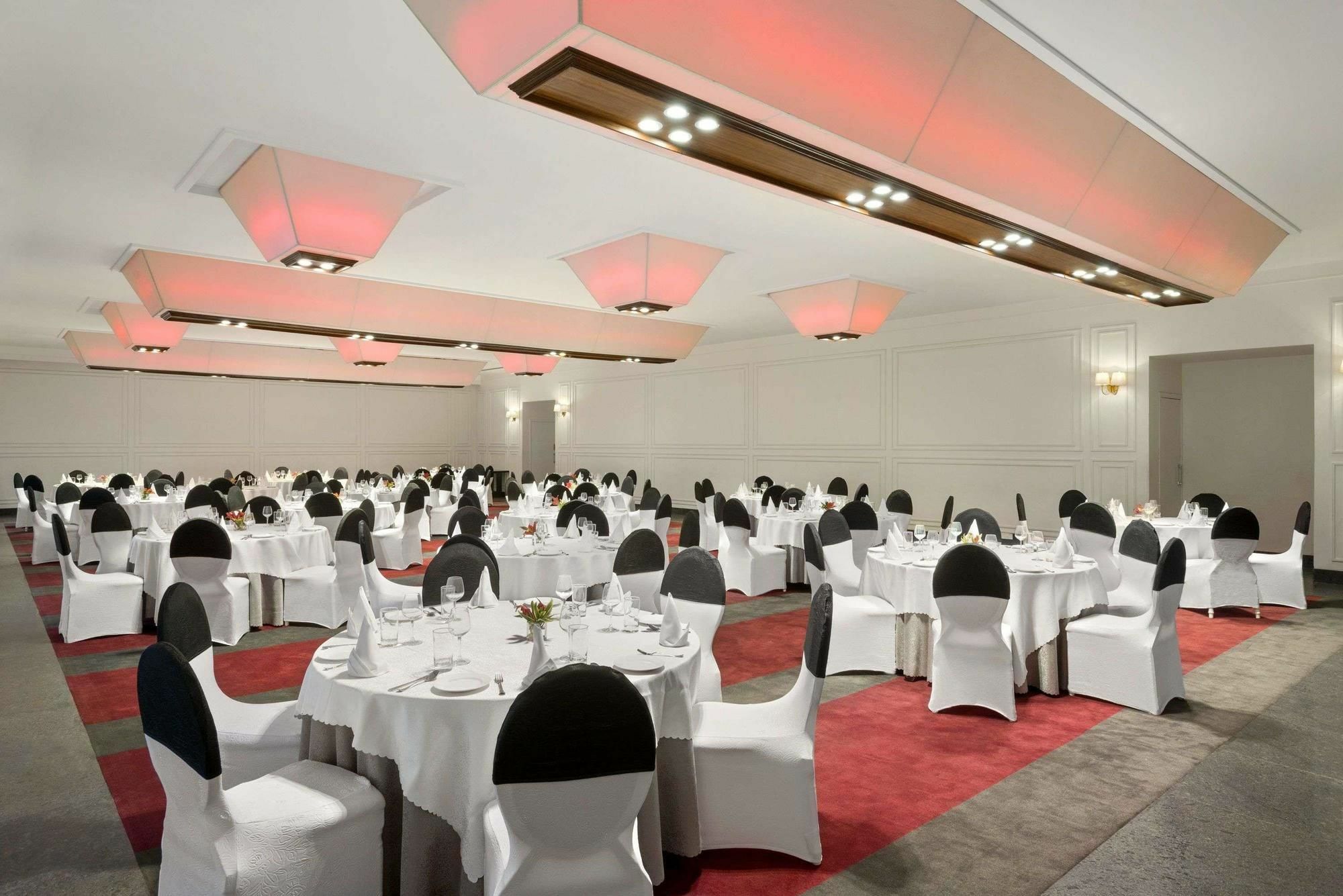 Saura Hotel, Agra - A Club Mahindra Associate 5* Agra (Uttar Pradesh)